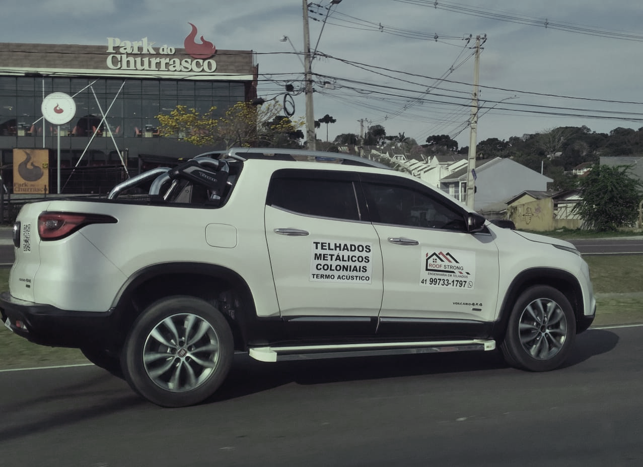 carro com a marca Roof Strong
